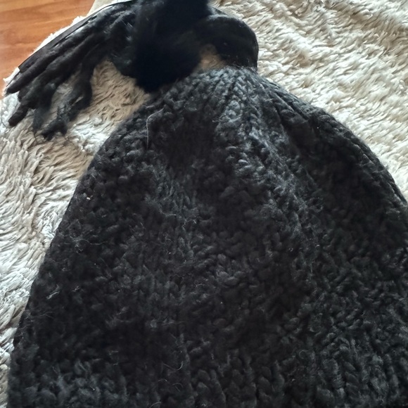 Chic Black Knit Hat and Scarf Set - Picture 2 of 3